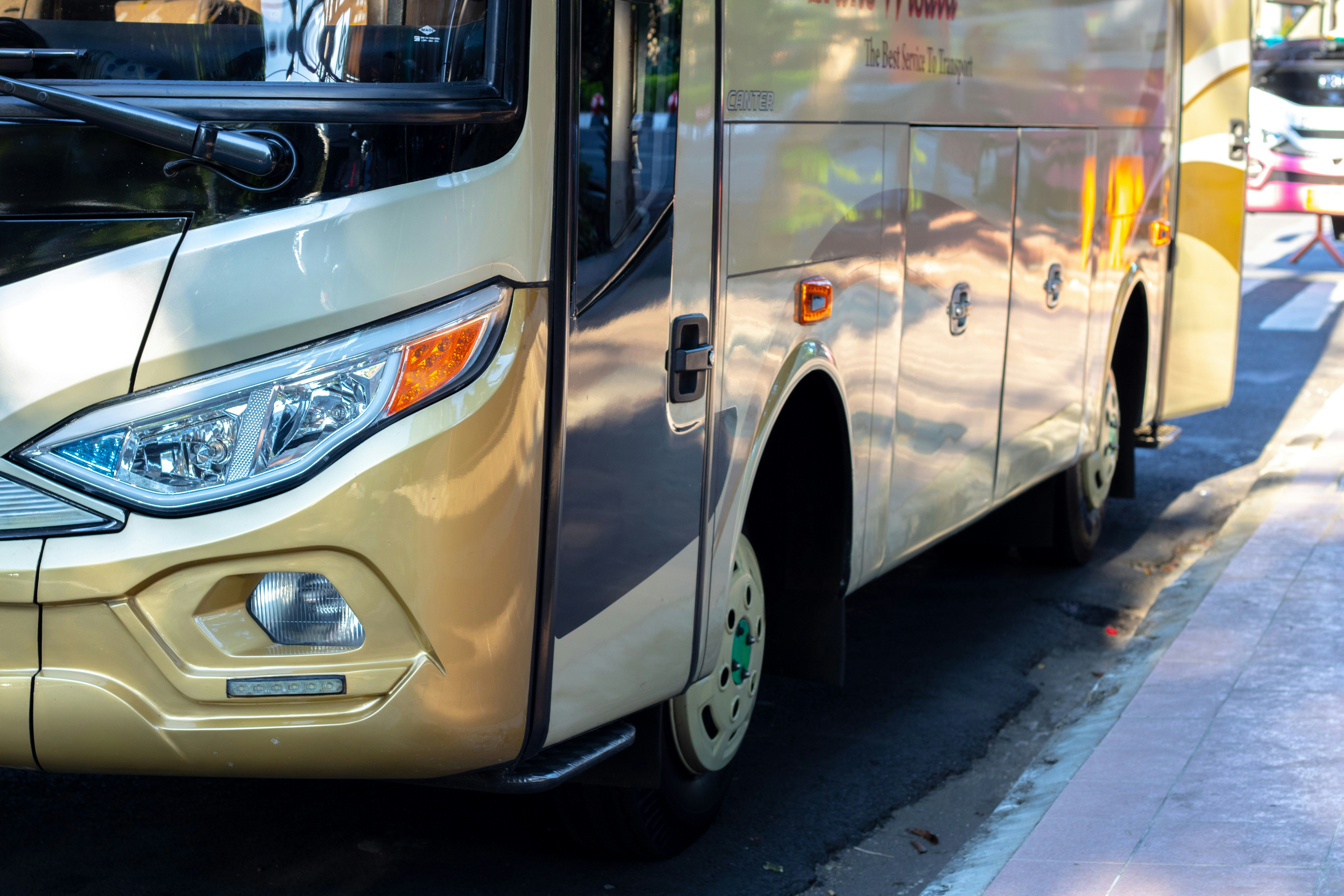 Bus Image illustrant un événement professionnel à l'Espace de l'Ouest Lyonnais, incluant des conférences, séminaires, et congrès. Les espaces modulables, tels que l'amphithéâtre et les salles de réunion, sont équipés de prestations complémentaires et de solutions techniques avancées, parfaits pour organiser divers évènements professionnels et assurer leur succès.